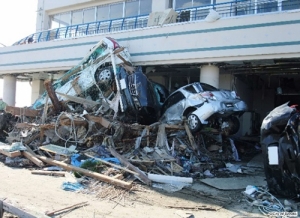 学校に流れ込んだ車両