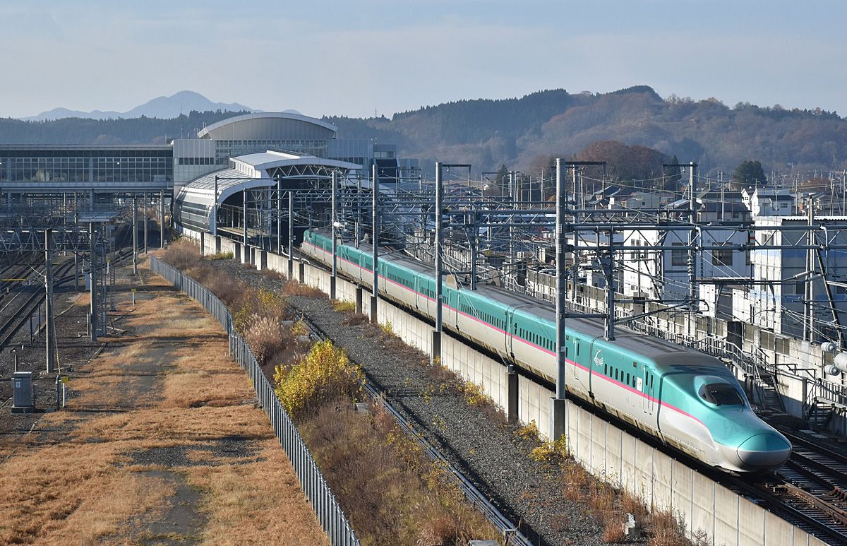 八戸－東京を最短2時間41分で結ぶはやぶさ号。奥は八戸駅