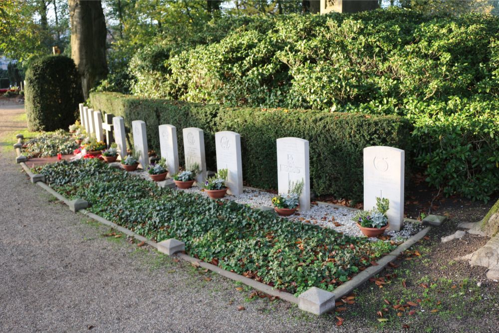 Commonwealth War Graves Roman Catholic Churchyard Sint-Oedenrode