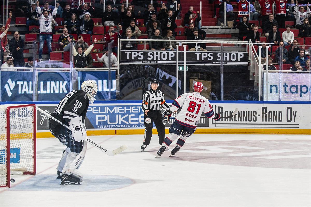 HIFK:n Iiro Pakarinen kasvatti perjantaina Turkuhallissa pistepottiaan neljällä. TPS:n maalilla Adam Werner oli voimaton Pakarisen rankkarin edessä.