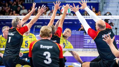 Sieg gegen die Ukraine: Sitzvolleyballer im Halbfinale