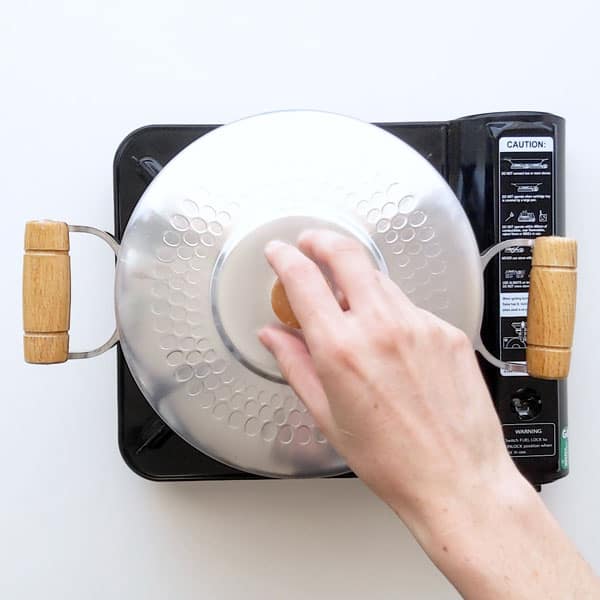 Placing lid on the saucepan.