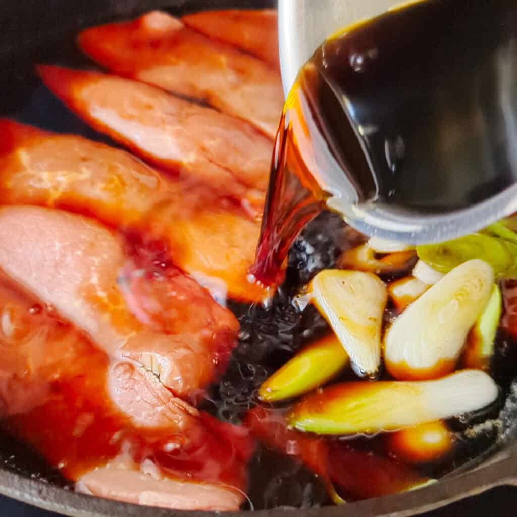 Pouring in the sukiyaki sauce.