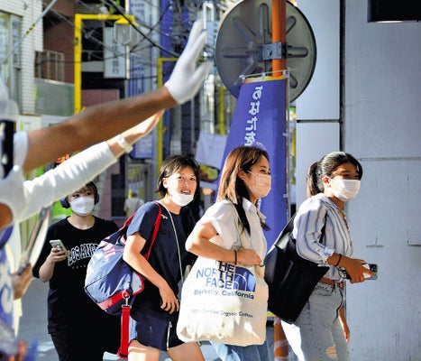 通行人らに手を振る立民の候補者（７日夕、神奈川県内で）＝田村直広撮影