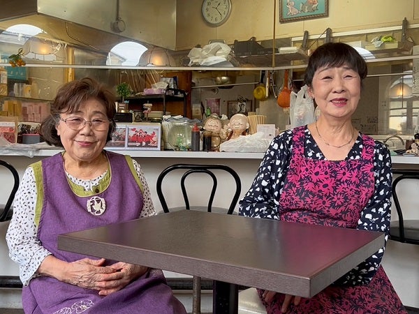 秋田県横手市の「喫茶とやきそば　ふじた」の佐藤れつ子さんと大坂設子さん