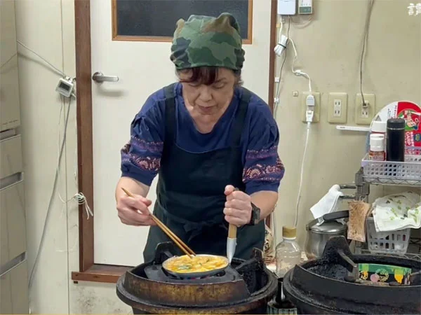 お店の名物は「カツどん」