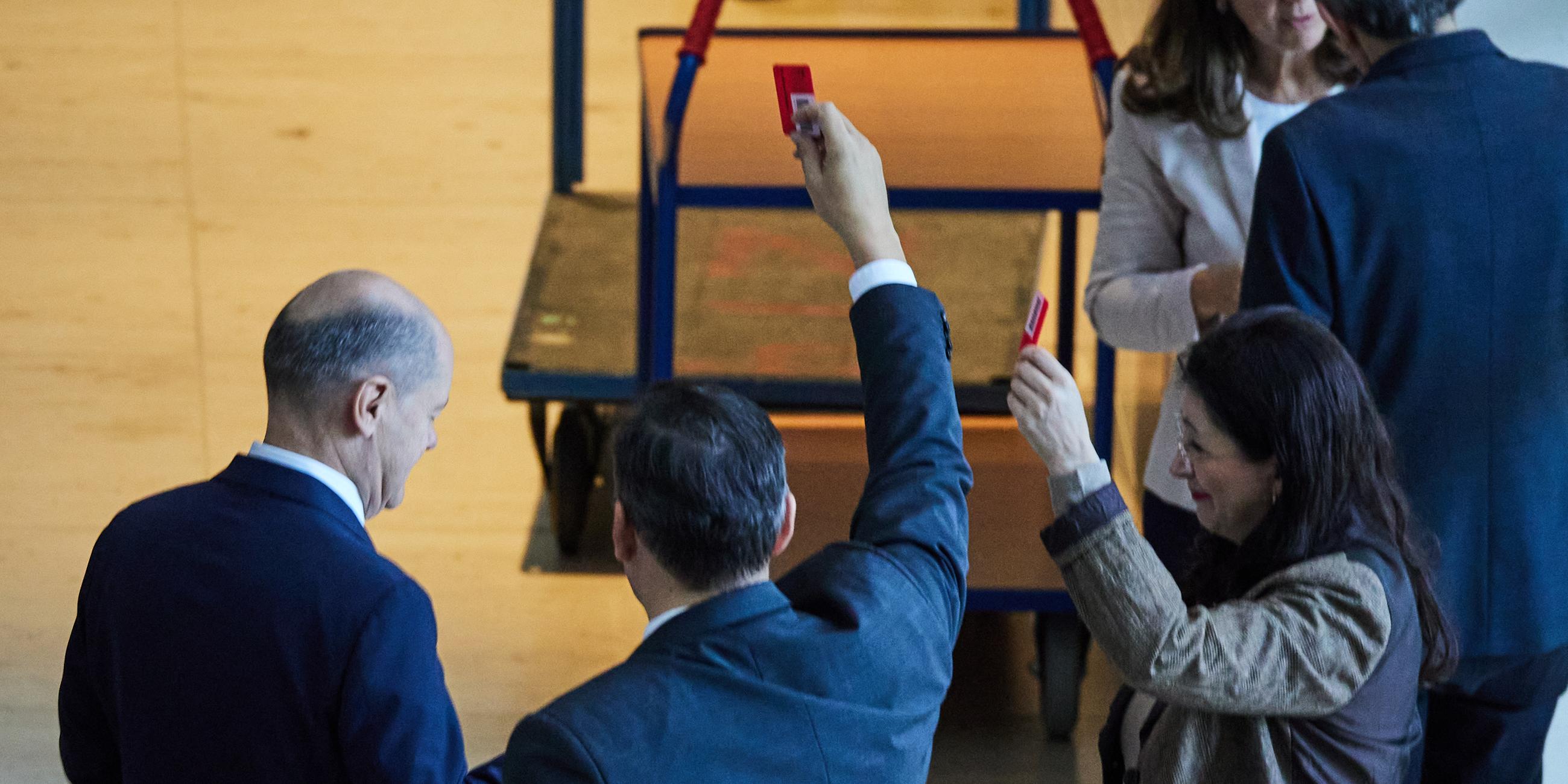 Das Bild zeigt Bundeskanzler Olaf Scholz (SPD) bei der zum Ampel-Sicherheitspaket im Bundestag.