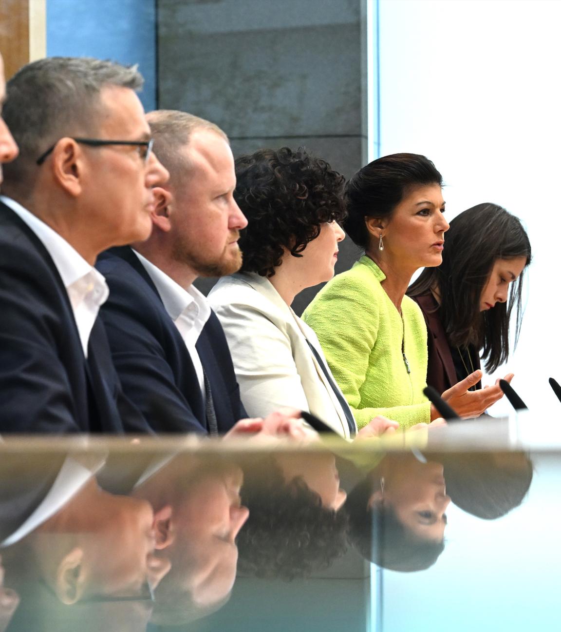 Archiv: Die Politikerin Sahra Wagenknecht (2.v.r) spricht während der Pressekonferenz zur Gründung des Vereins "Bündnis Sahra Wagenknecht - Für Vernunft und Gerechtigkeit" (BSW). 