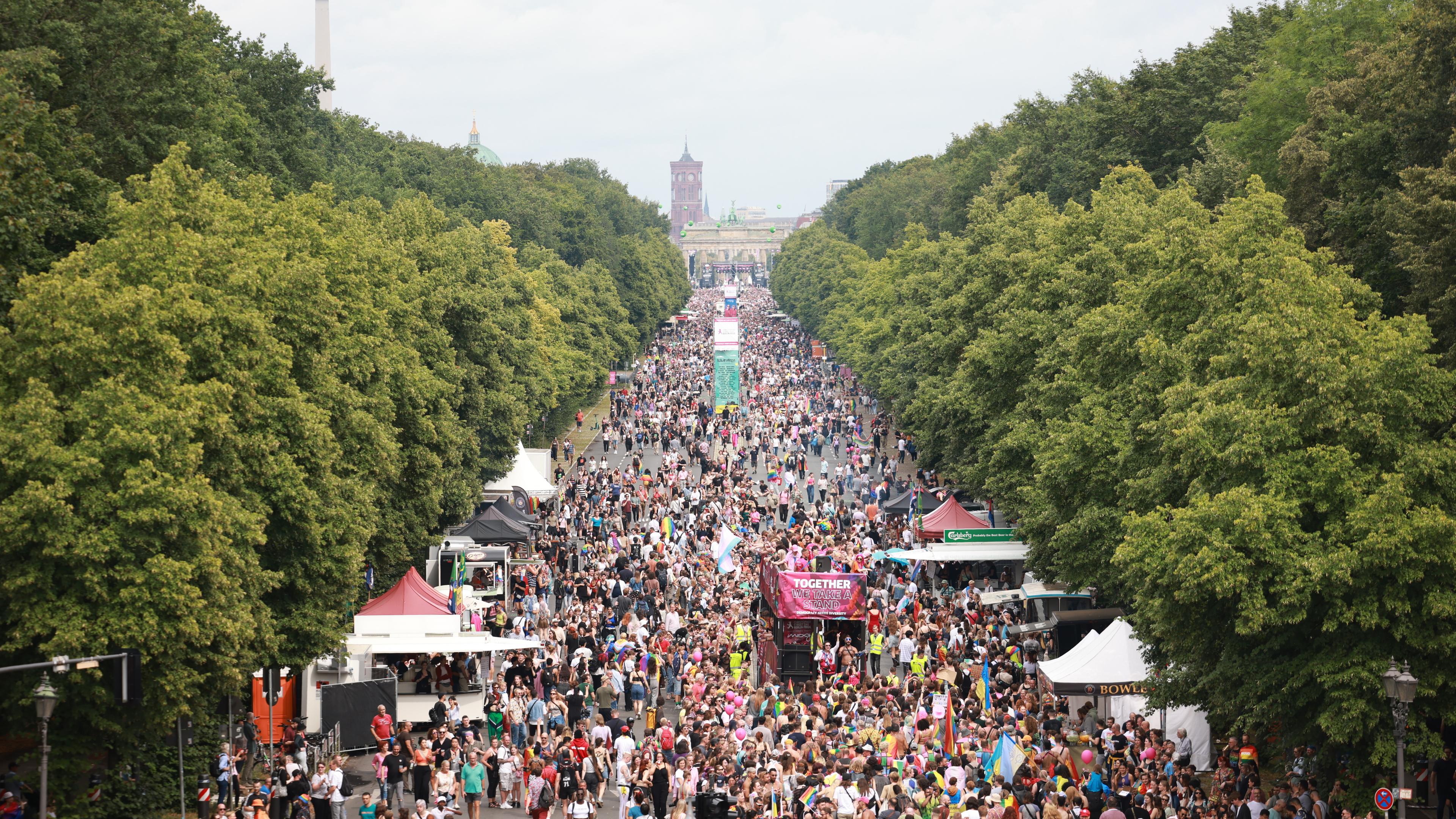 Demonstranten auf dem Cristopher Street Day in Berlin auf der Straße des 17. Juni vor dem Brandenburger Tor.