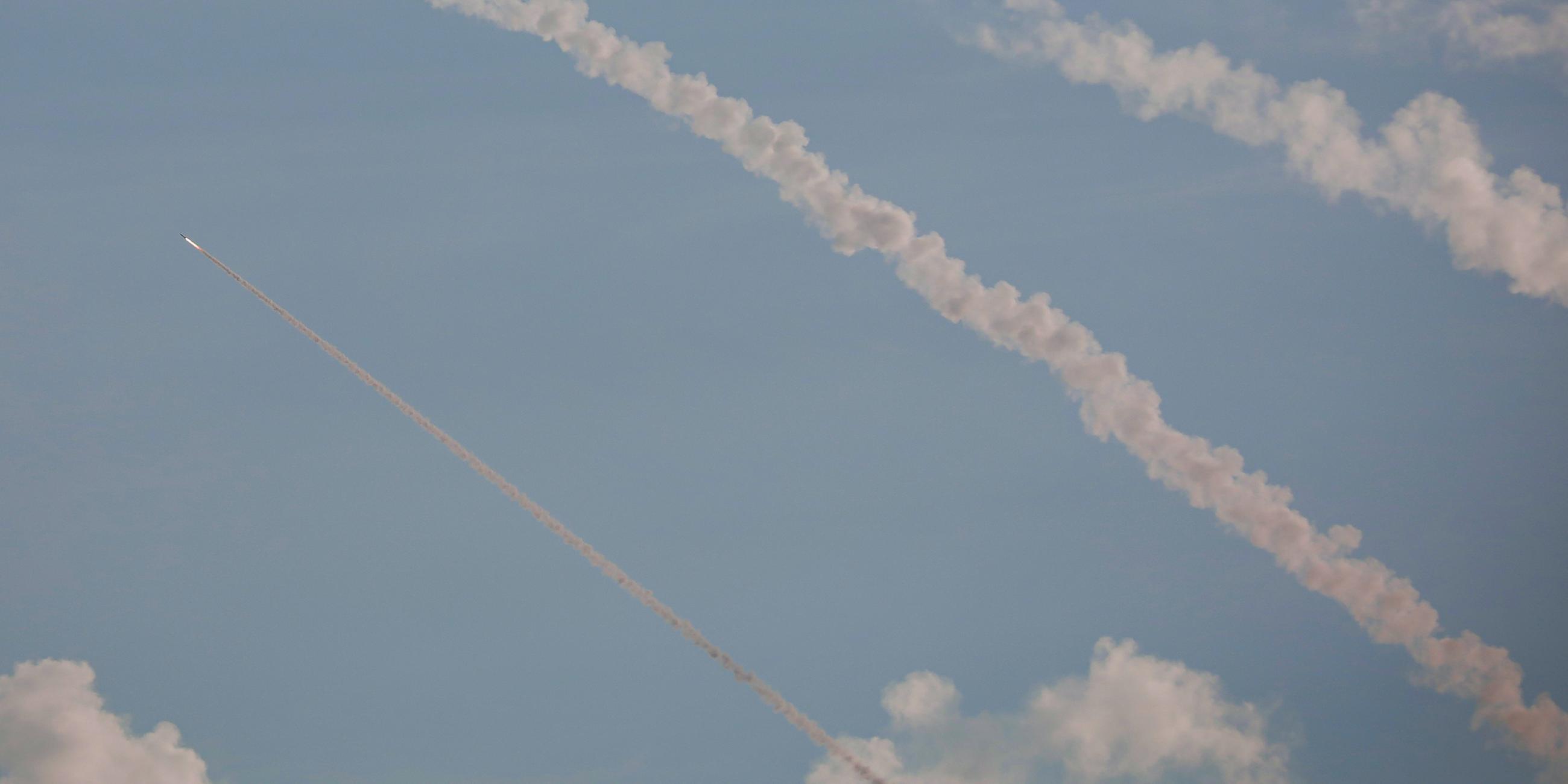 Palästinensische Militante feuern im Gazastreifen Raketen auf Israel ab am 07.10.2023.