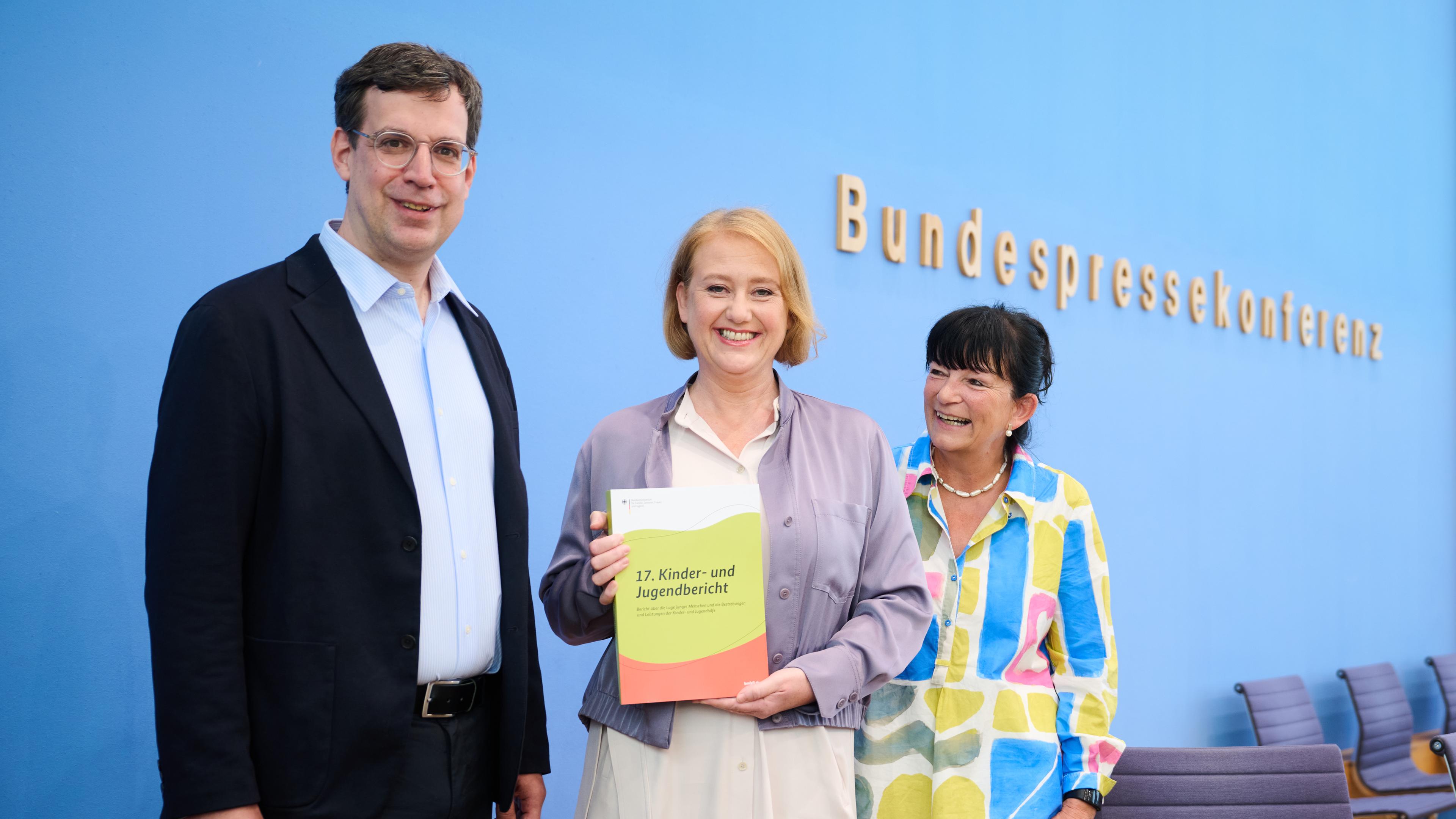 Dominik Ringler (l-r), Projektleiter vom Kompetenzzentrums Kinder- und Jugendbeteiligung (KIJUB) Brandenburg, Lisa Paus (Bündnis 90/Die Grünen), Bundesministerin für Familie, Senioren, Frauen und Jugend und Karin Böllert, Professorin für Erziehungswissenschaft