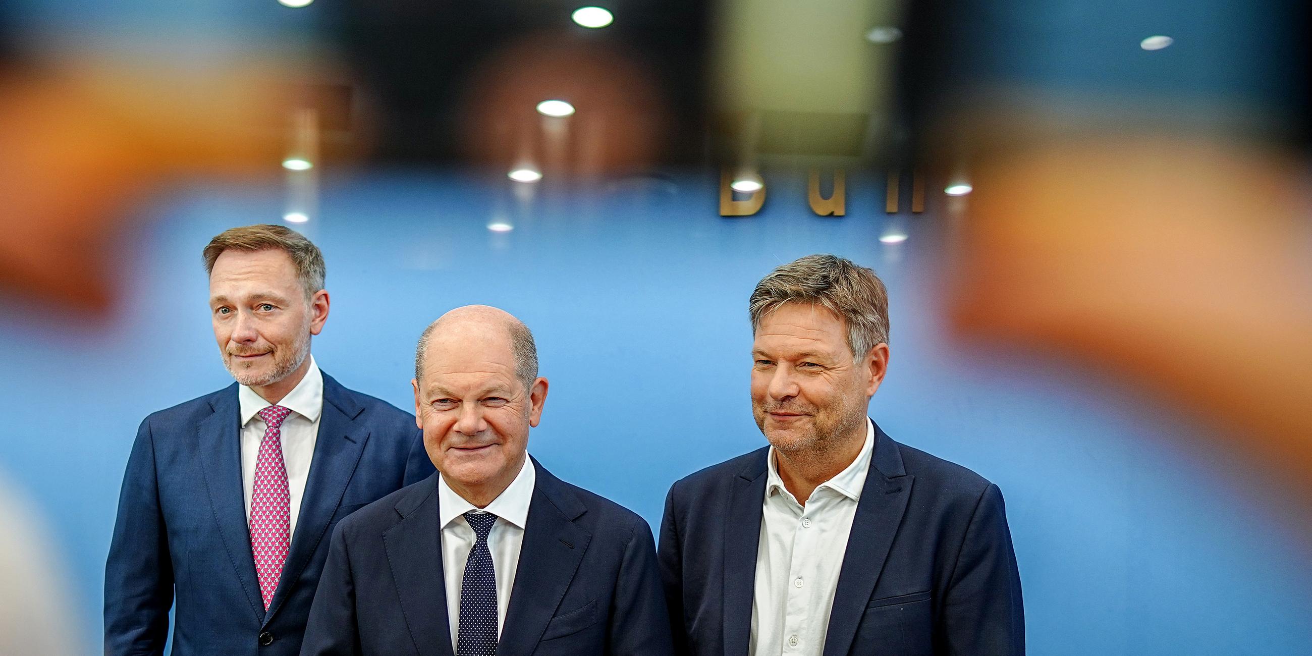 Christian Lindner (l., FDP), Bundesminister der Finanzen, Bundeskanzler Olaf Scholz (M, SPD) und Robert Habeck (Bündnis 90/Die Grünen), Bundesminister für Wirtschaft und Klimaschutz, und Bundeskanzler Olaf Scholz (SPD)