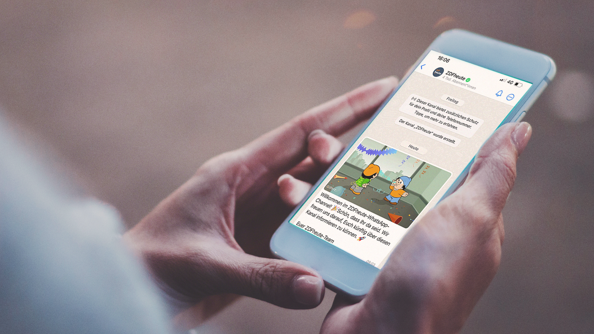Eine Person hält ein Smartphone in der Hand. Darauf ist der WhatsApp-Channel der ZDFheute zu sehen.