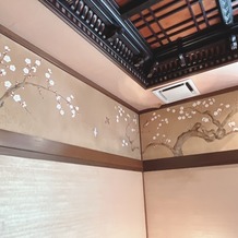 迎賓館　サクラヒルズ川上別荘の画像｜建物のいたるところに桜が描かれています。